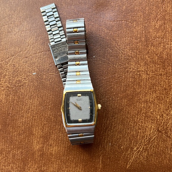 Vintage Seiko Quartz Jewelled wristwatch 2P20-5070 silver and gold tone. - Picture 3 of 5